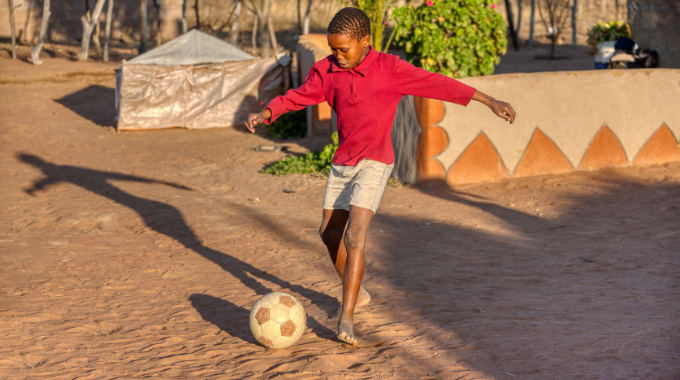 サッカーをするアフリカの少年