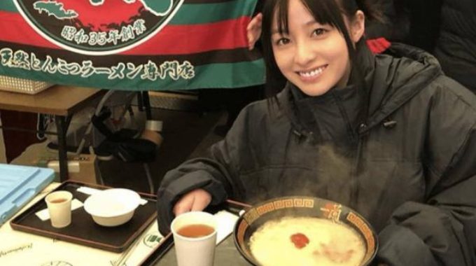 豚骨ラーメンを食べる橋本環奈