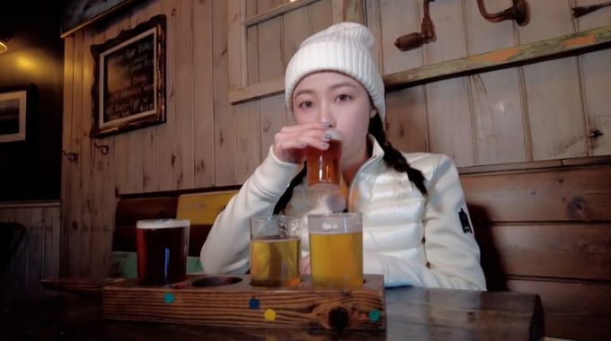 ビールを飲む橋本環奈